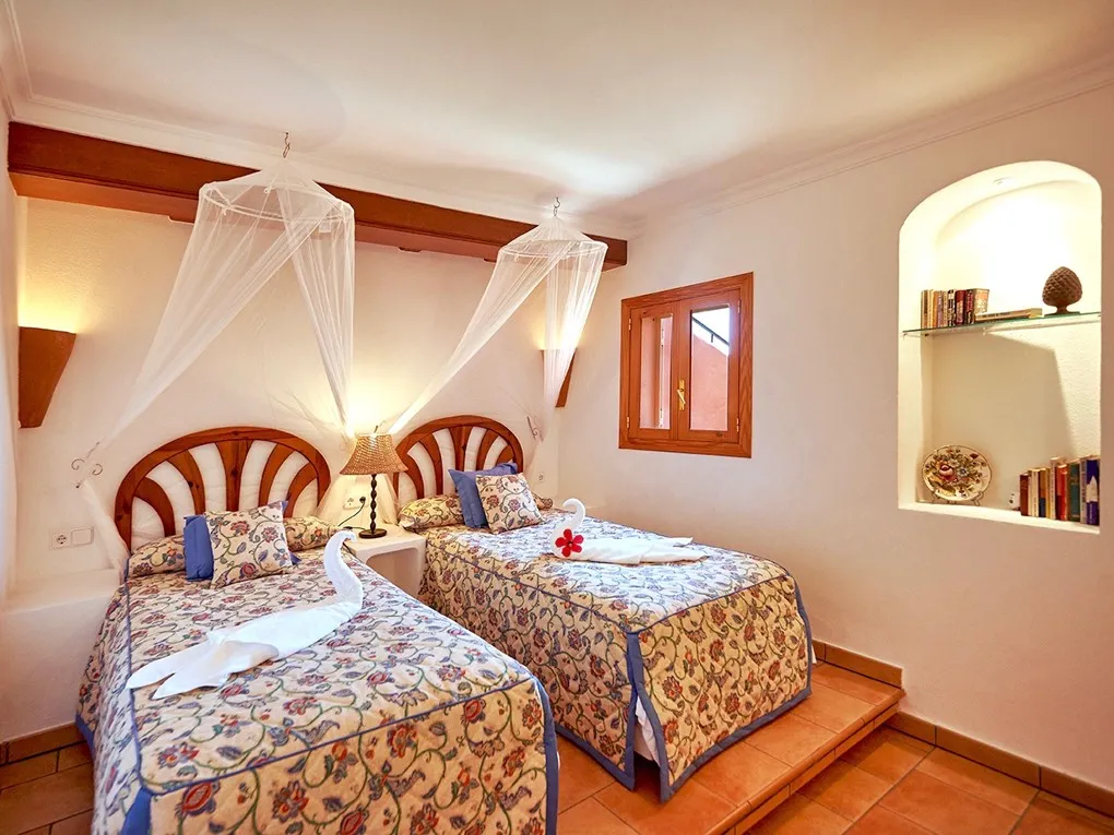 Vakantiehuis bestaande uit twee appartementen met uitzicht op zee en vakantieverhuur licentie-12