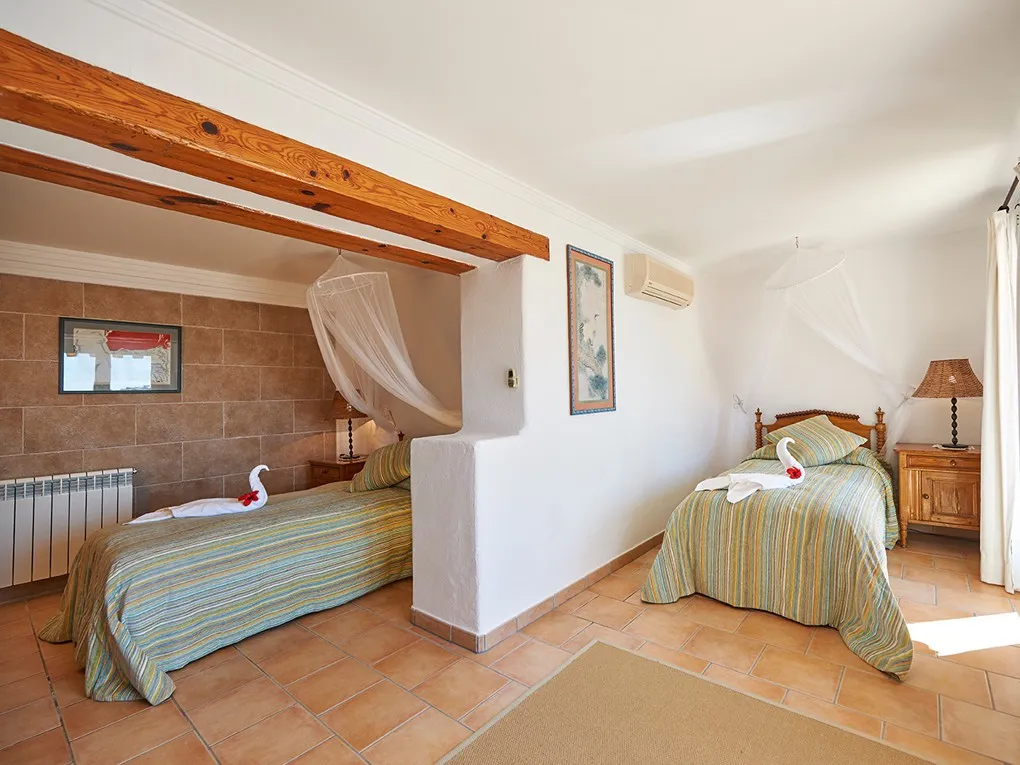 Vakantiehuis bestaande uit twee appartementen met uitzicht op zee en vakantieverhuur licentie-25