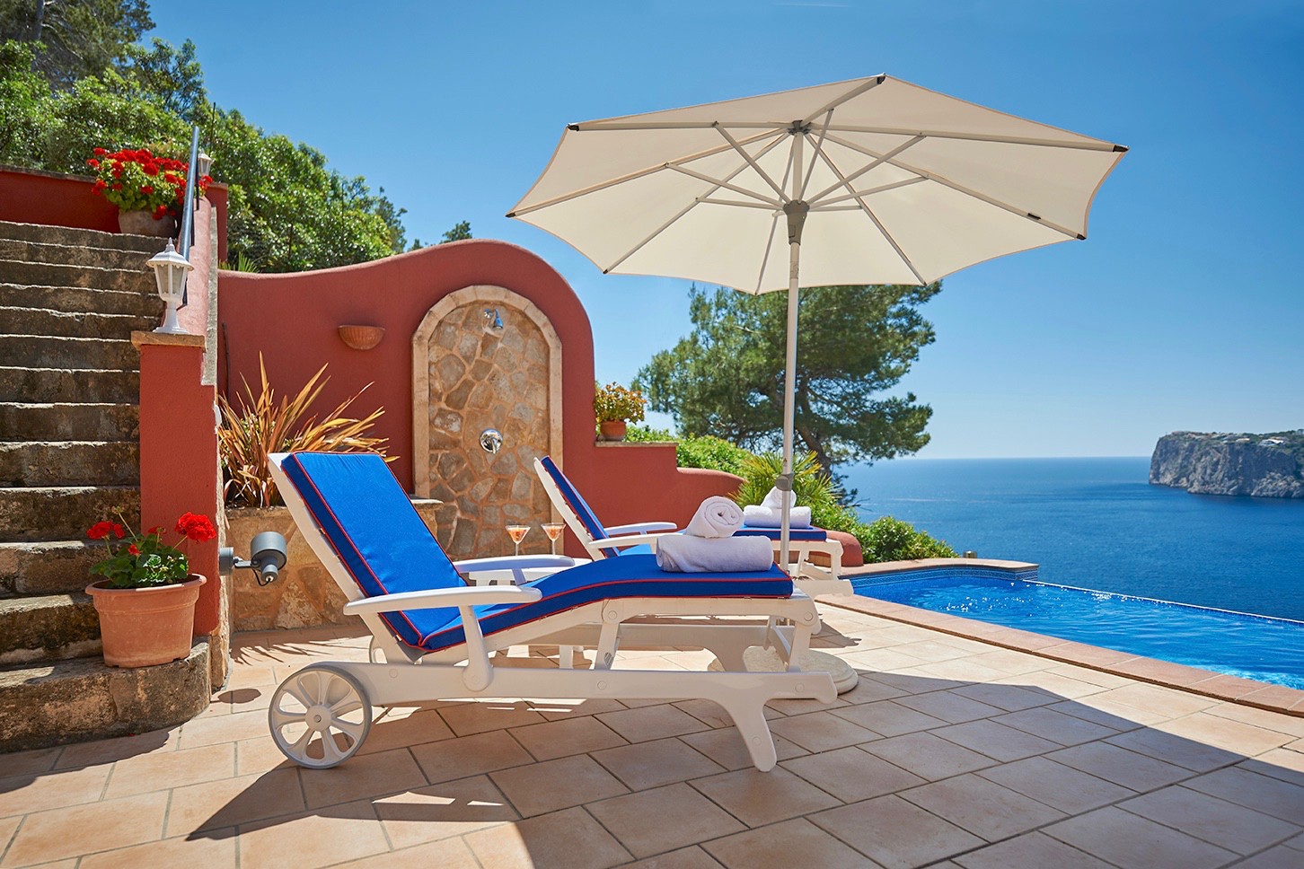 Casa per vacanze composta da due appartamenti con vista sul mare e licenza di affitto per vacanze
