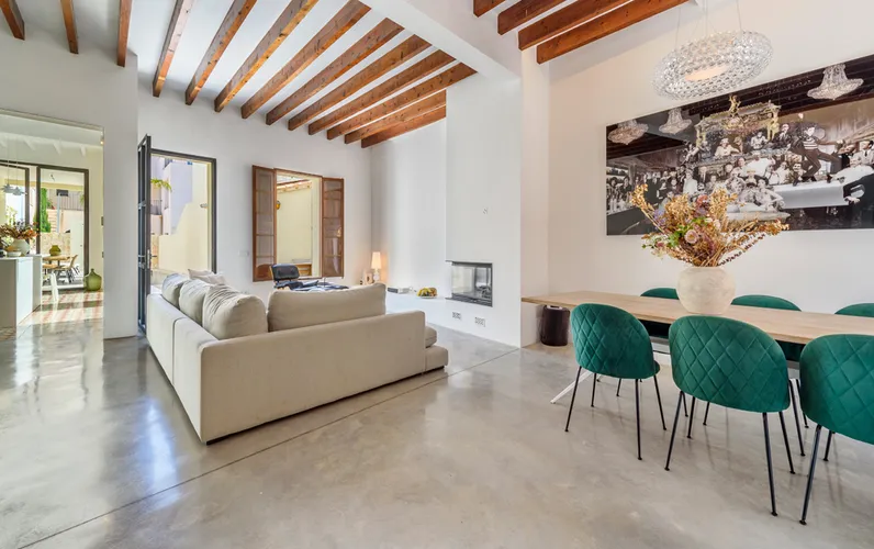 Casa de poble completament renovada amb pati i piscina privada