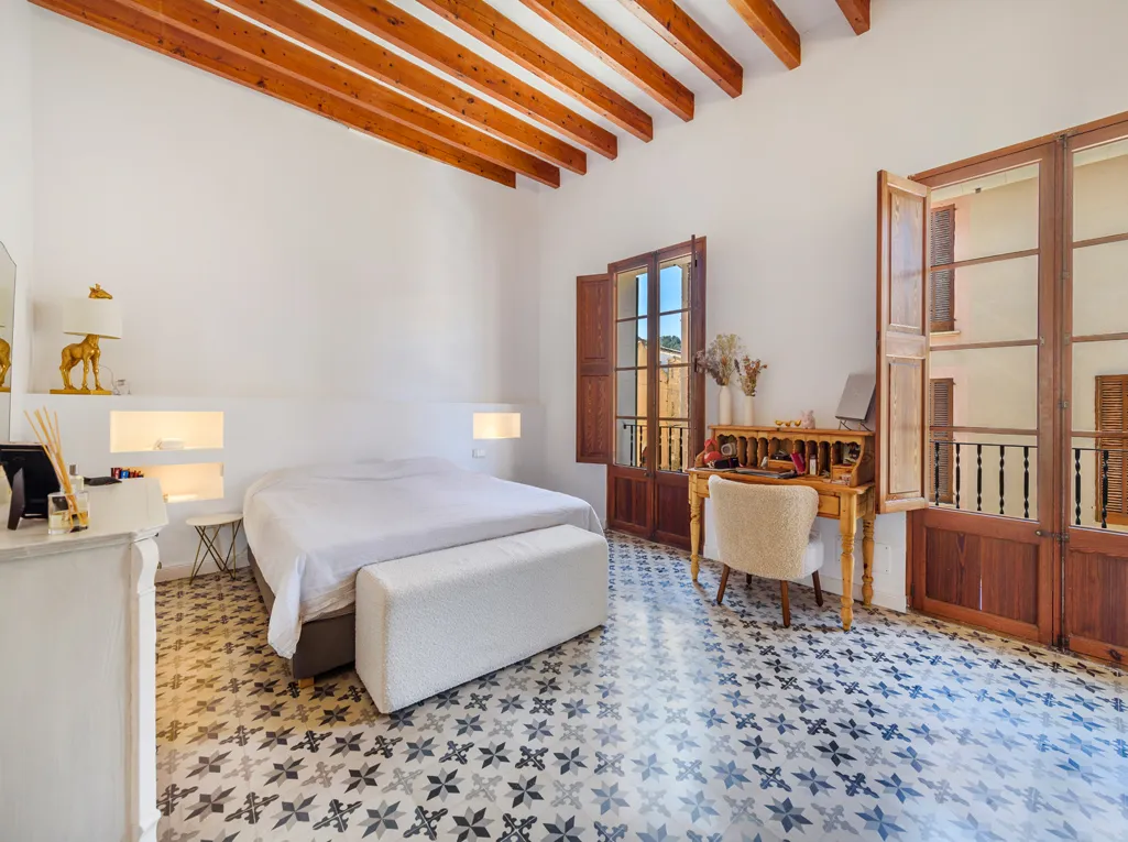 Volledig gerenoveerd dorpshuis met binnenplaats en privézwembad-11