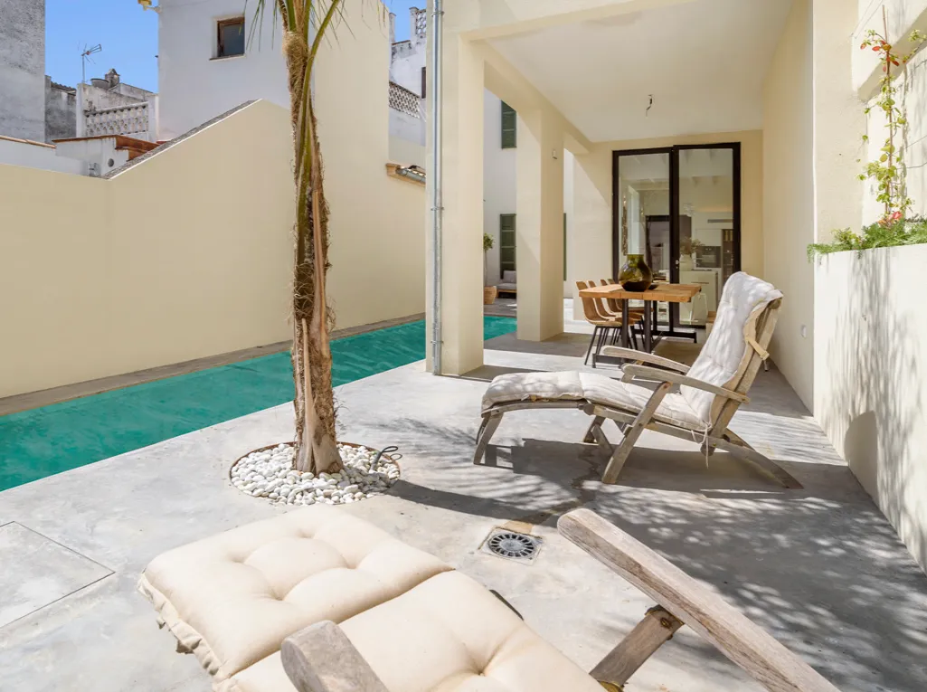 Volledig gerenoveerd dorpshuis met binnenplaats en privézwembad-3