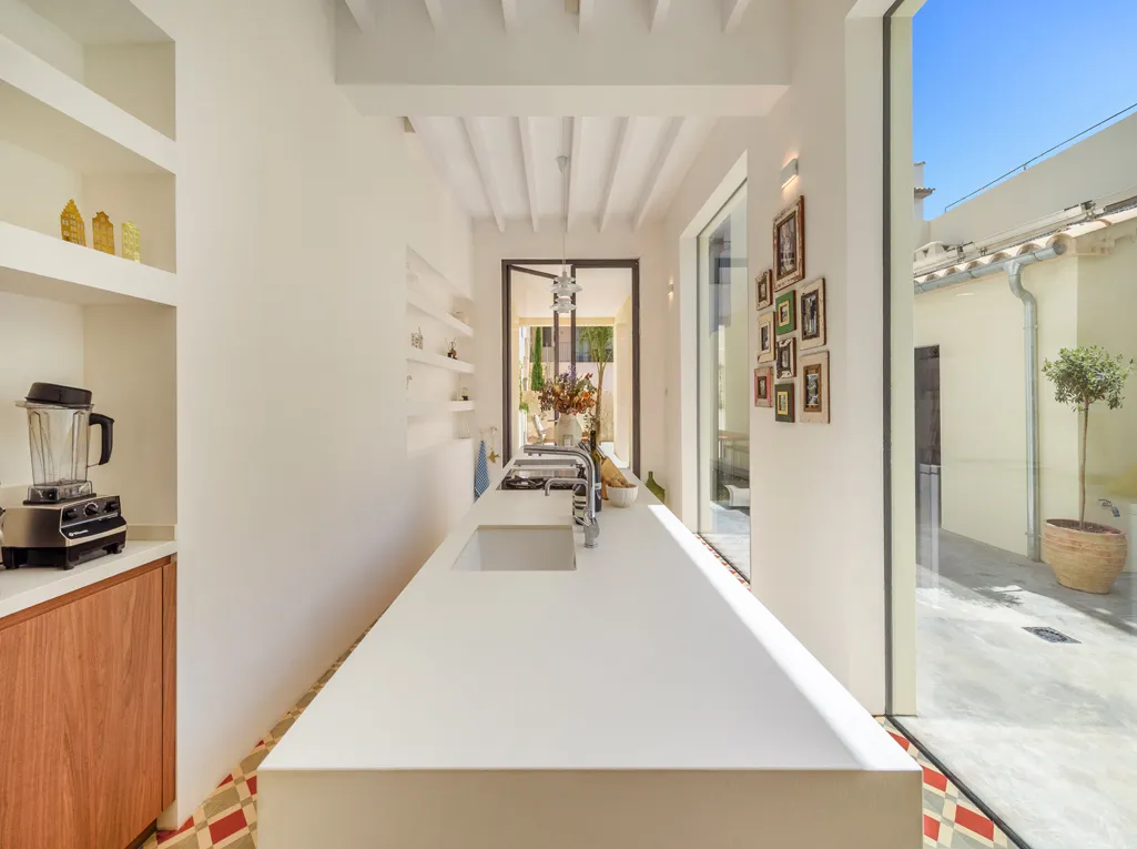 Volledig gerenoveerd dorpshuis met binnenplaats en privézwembad-9