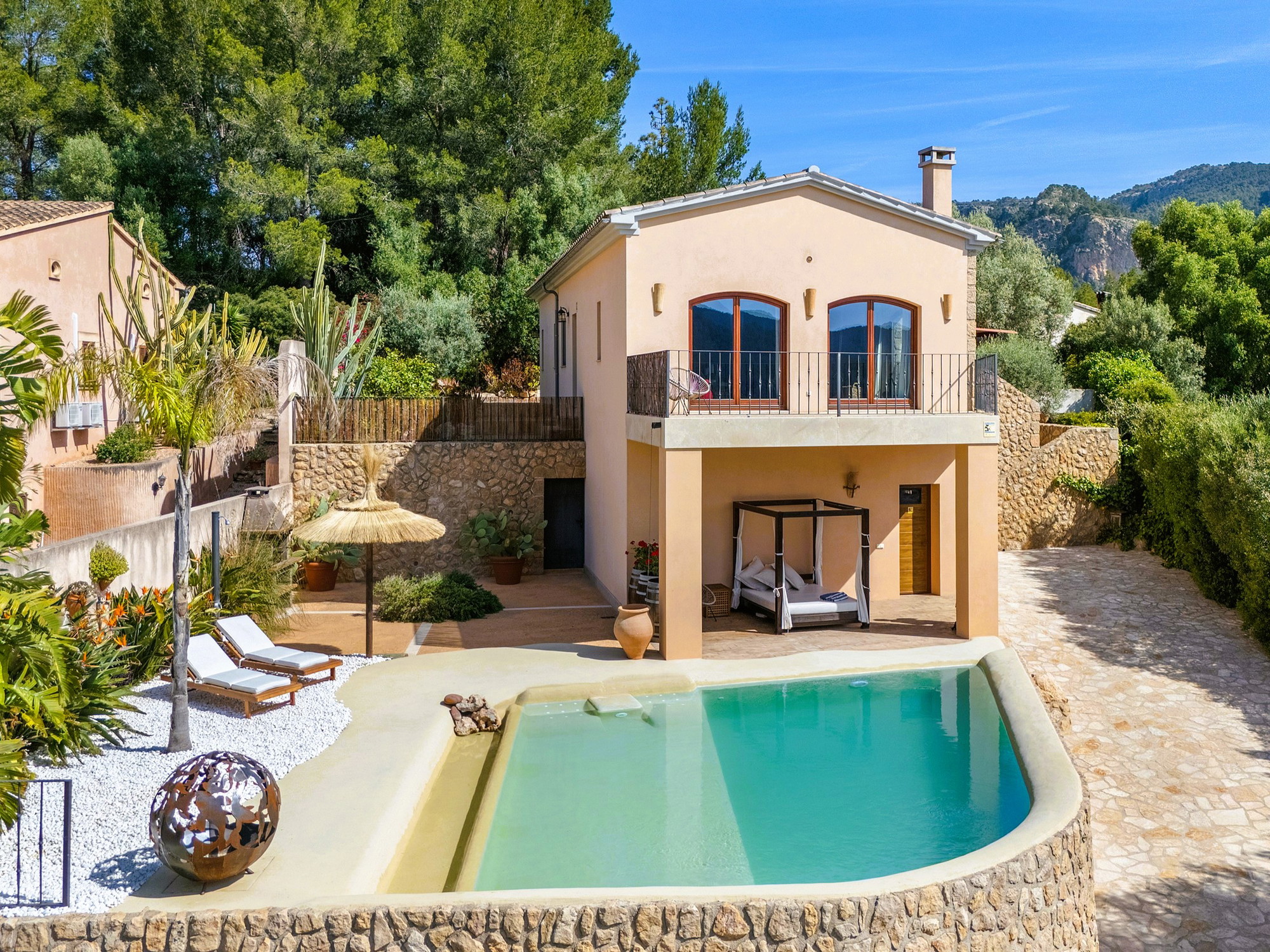 Enchanting country house with an infinity pool and mountain views