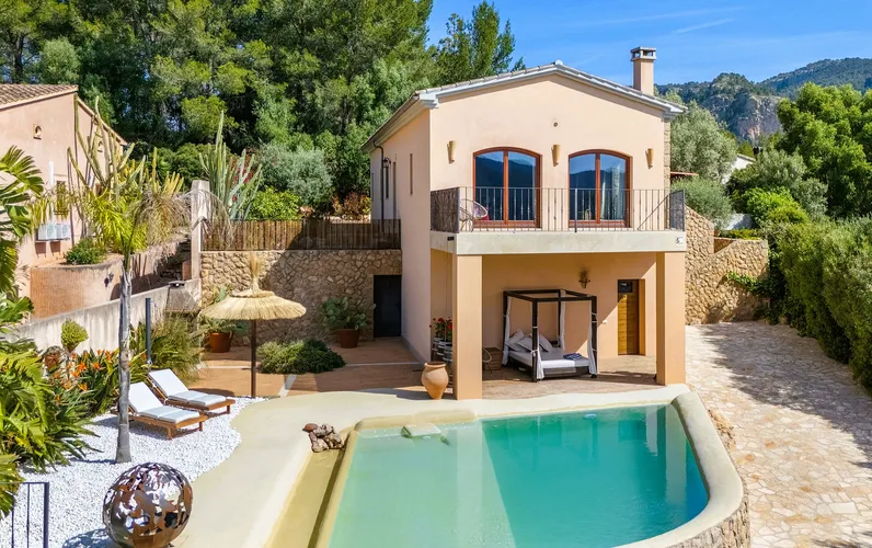 Enchanting country house with an infinity pool and mountain views