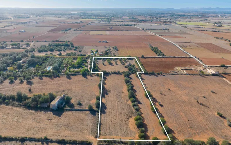 Solar con licencia de obra solicitada y atractivo proyecto