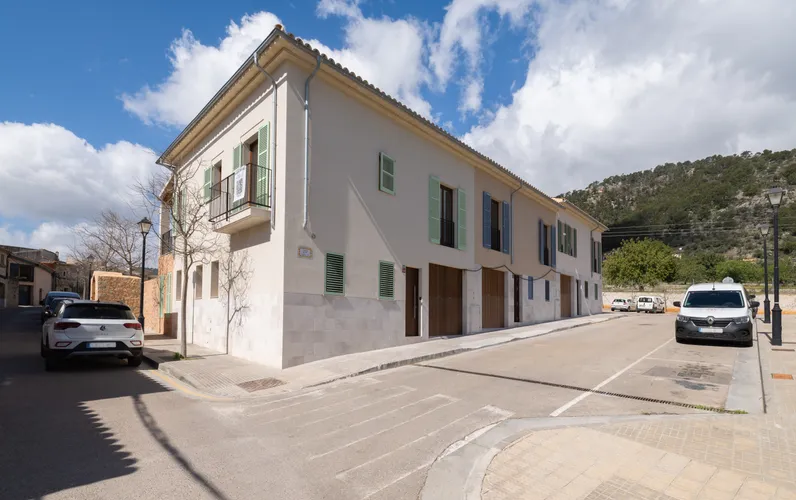 Xallet semi adossat d'obra nova a Alaró