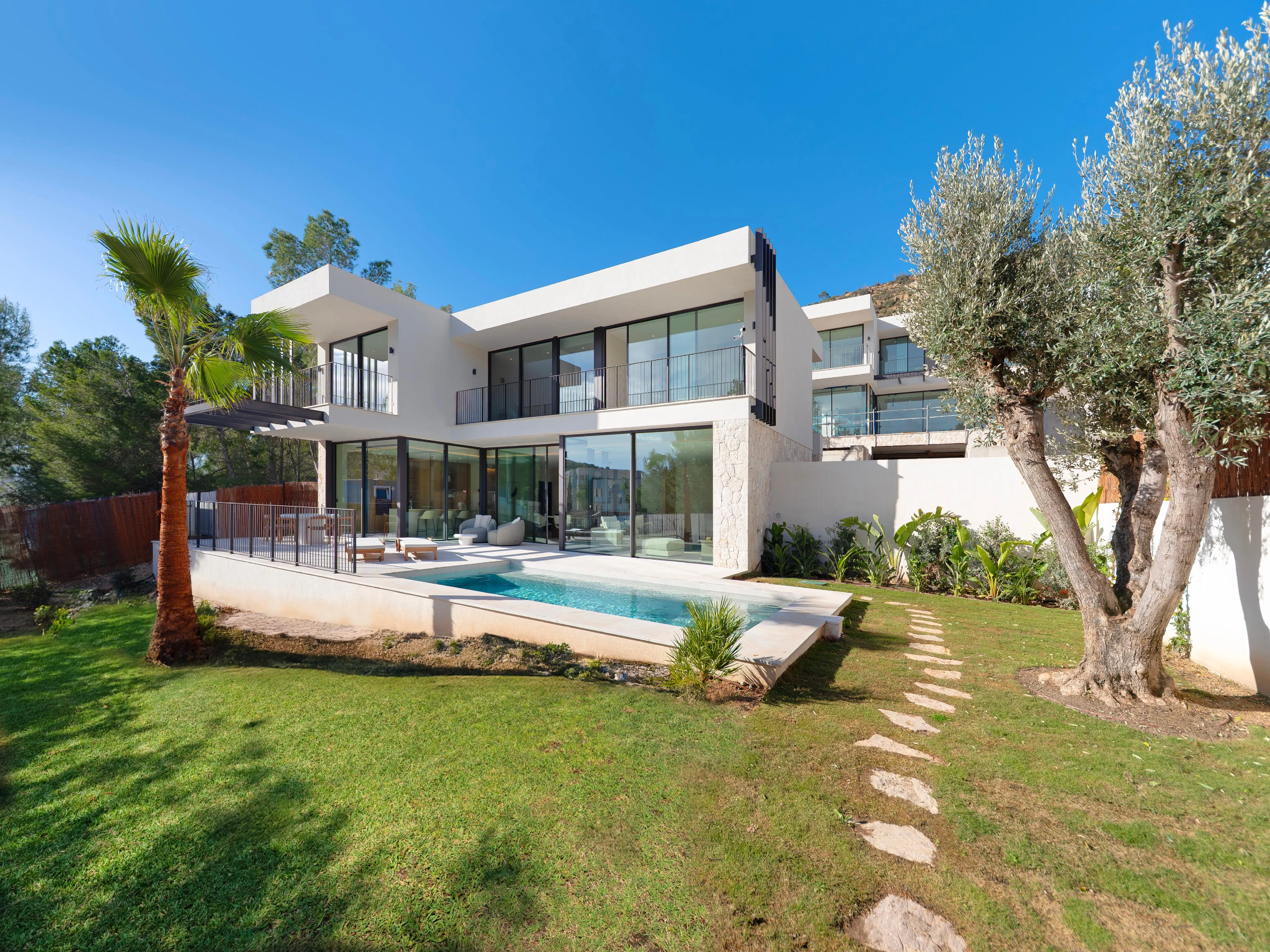 Bonavida: Villa de obra nueva en una zona tranquila con piscina privada y jardín-1