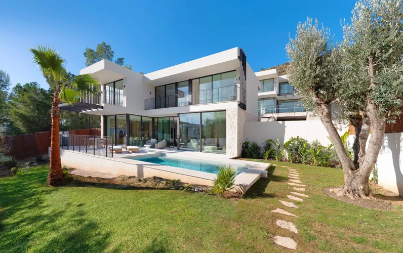 Bonavida: Villa di nuova costruzione in posizione tranquilla con piscina privata e giardino