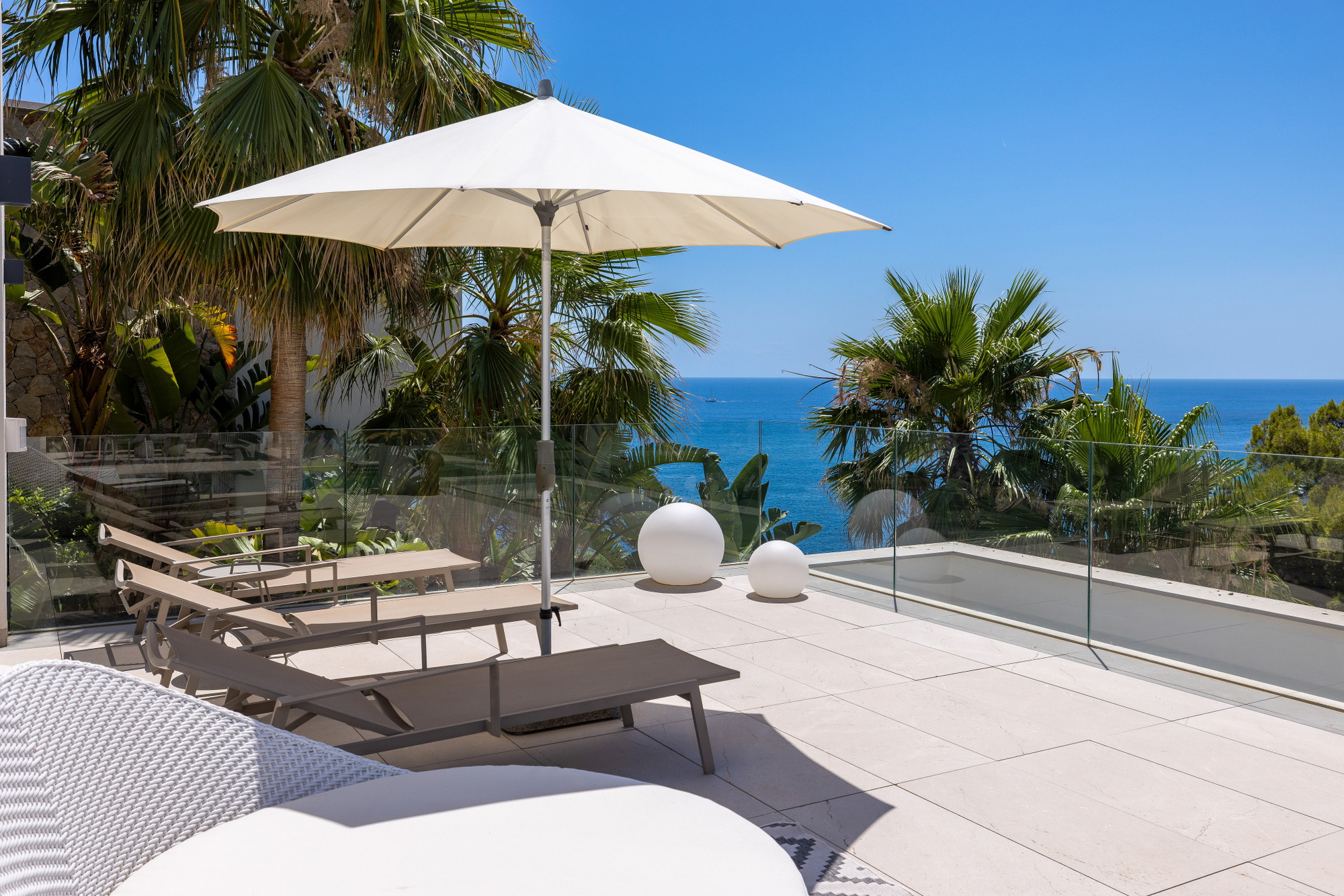 Villa di lusso in seconda linea di mare con piscina a sfioro e vista spettacolare sul mare-27