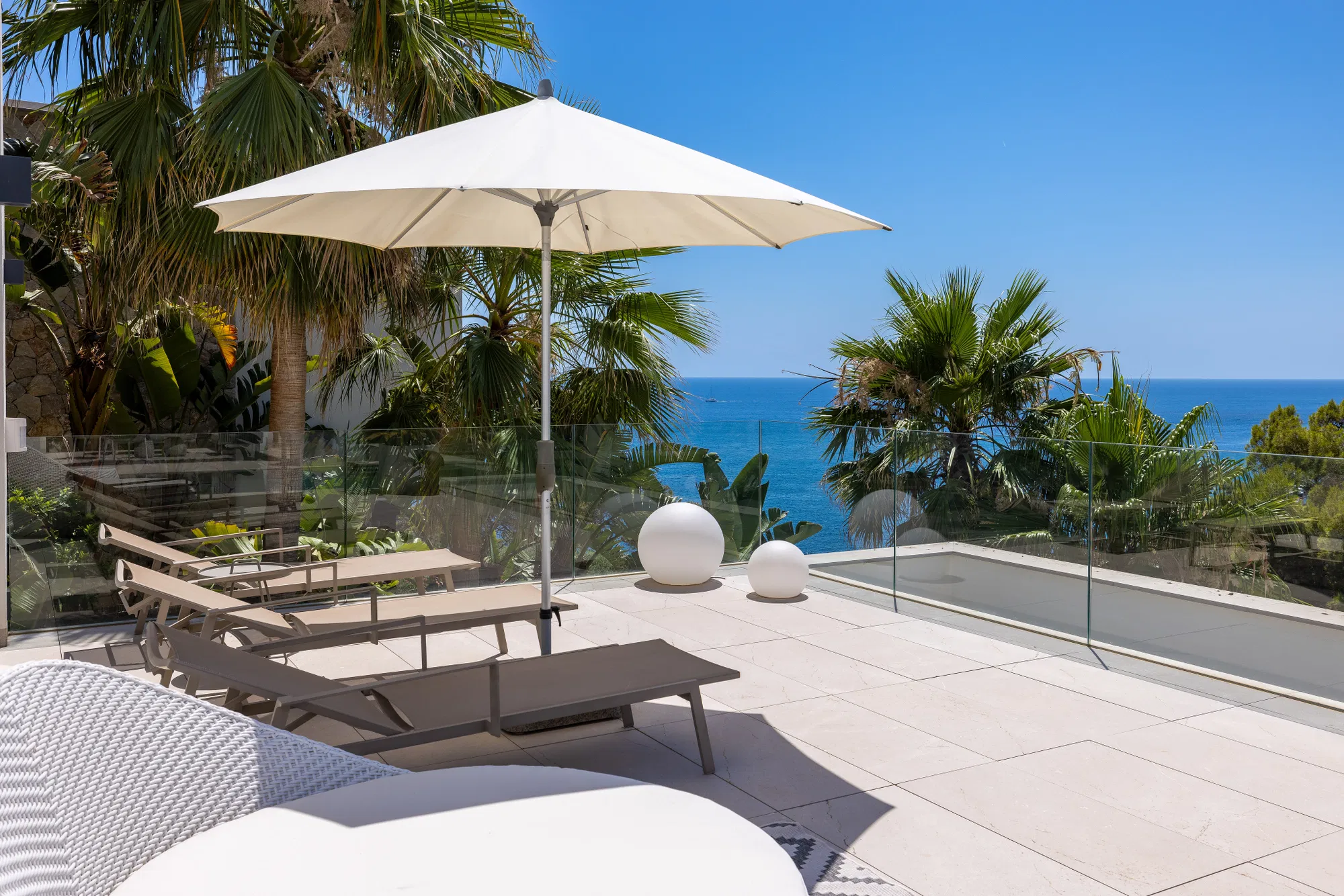 Villa di lusso in seconda linea di mare con piscina a sfioro e vista spettacolare sul mare-27