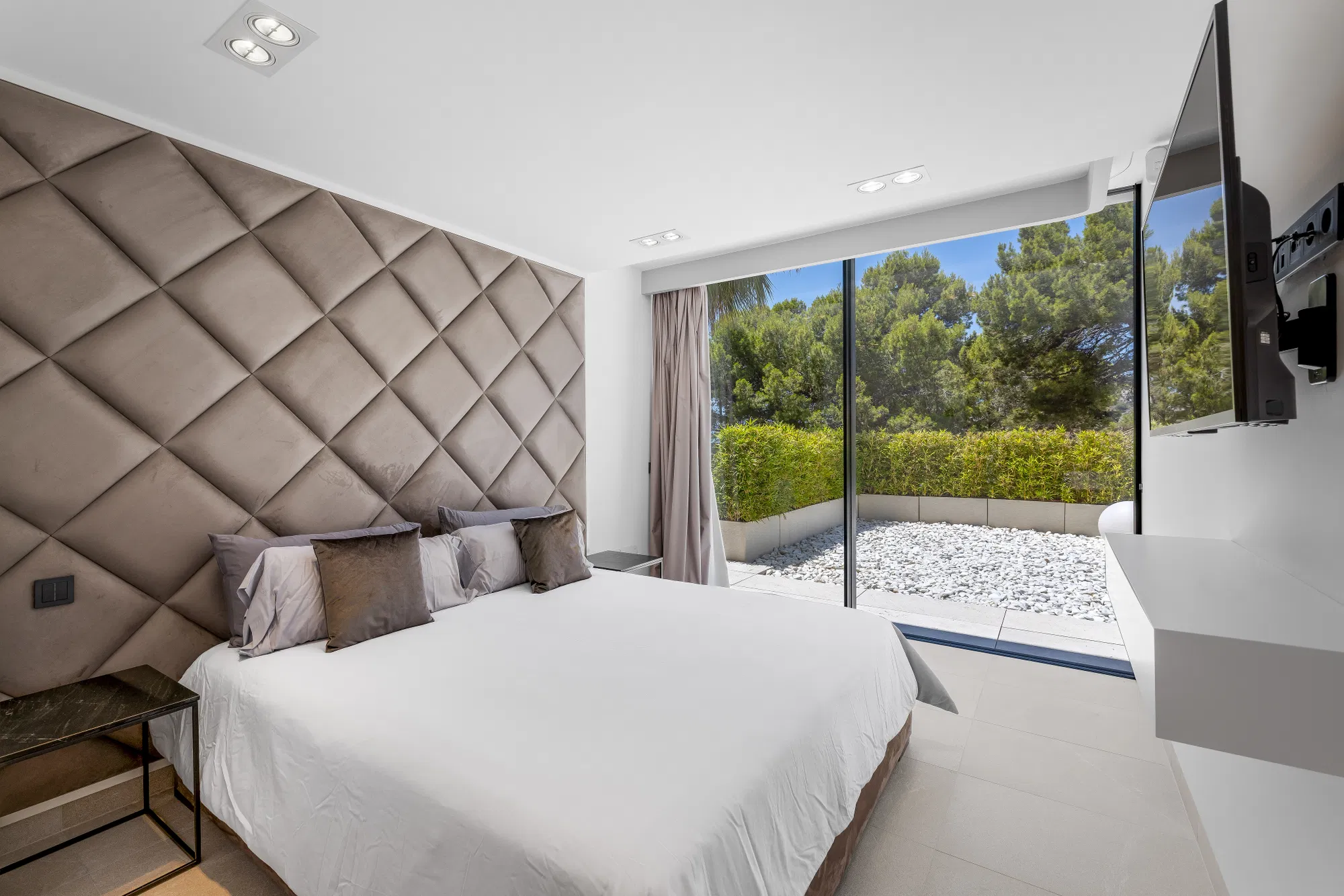Villa di lusso in seconda linea di mare con piscina a sfioro e vista spettacolare sul mare-8