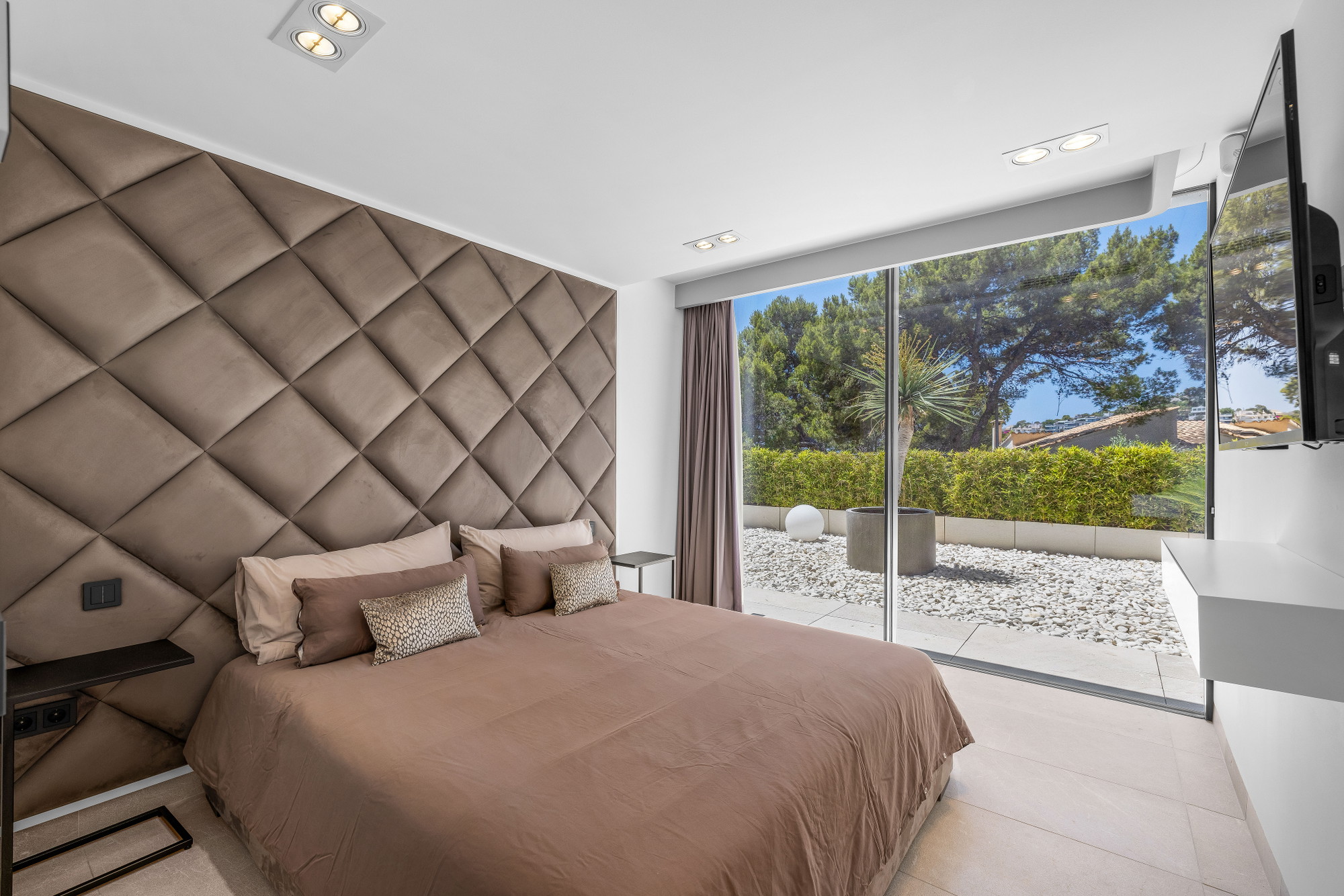 Villa di lusso in seconda linea di mare con piscina a sfioro e vista spettacolare sul mare-10