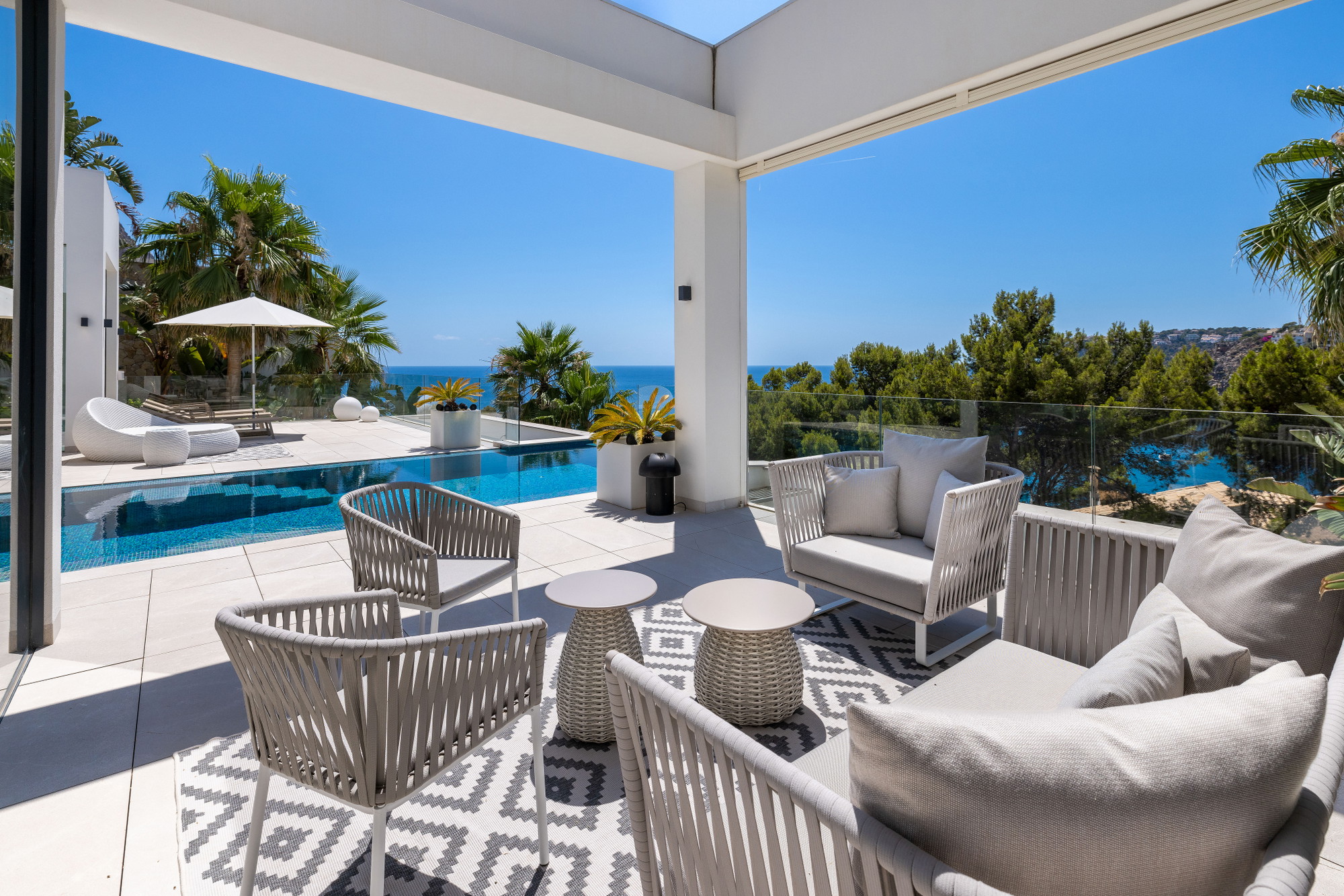 Villa di lusso in seconda linea di mare con piscina a sfioro e vista spettacolare sul mare-26
