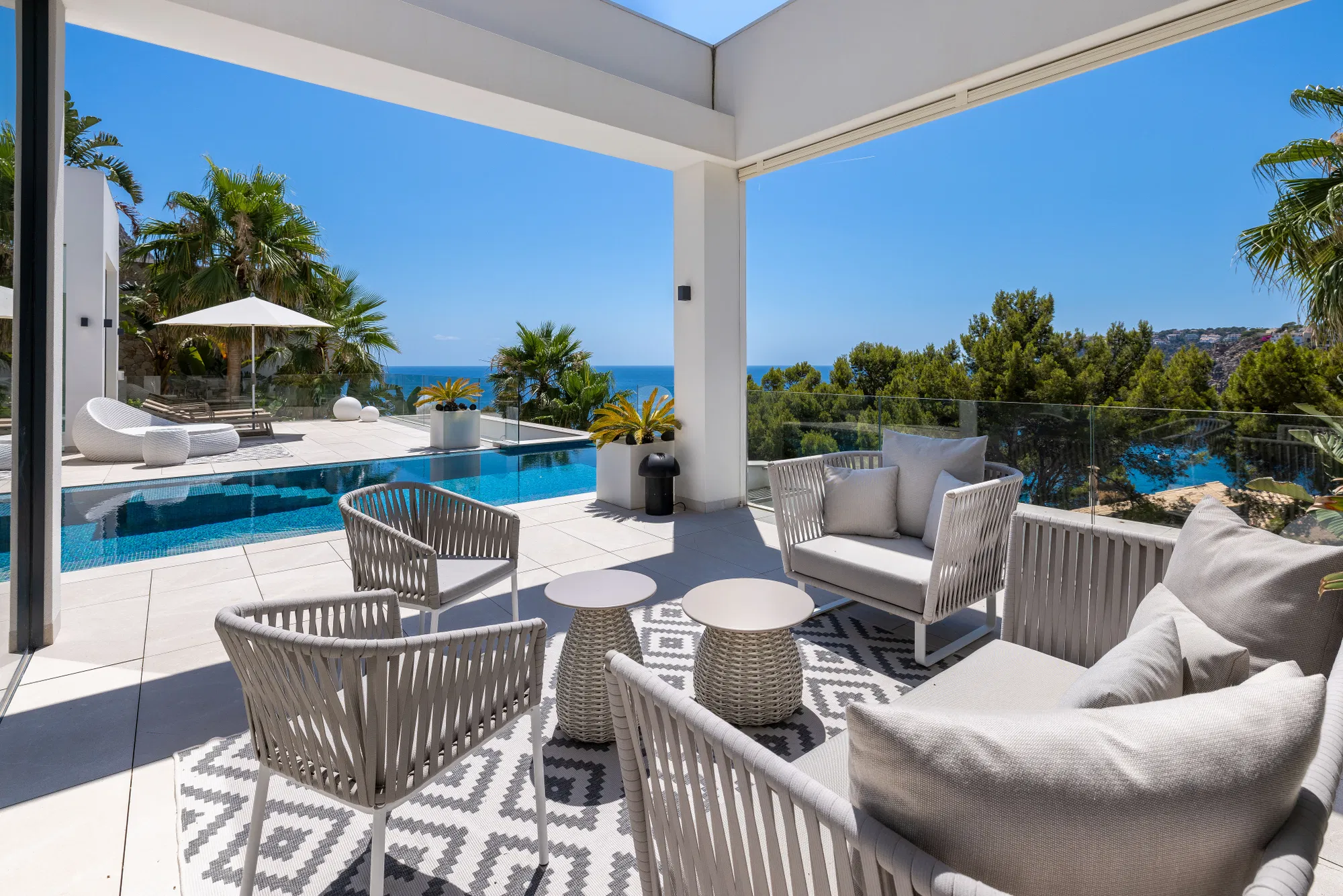 Villa di lusso in seconda linea di mare con piscina a sfioro e vista spettacolare sul mare-26