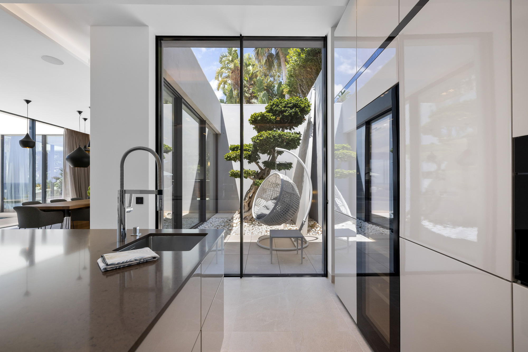 Villa di lusso in seconda linea di mare con piscina a sfioro e vista spettacolare sul mare-17