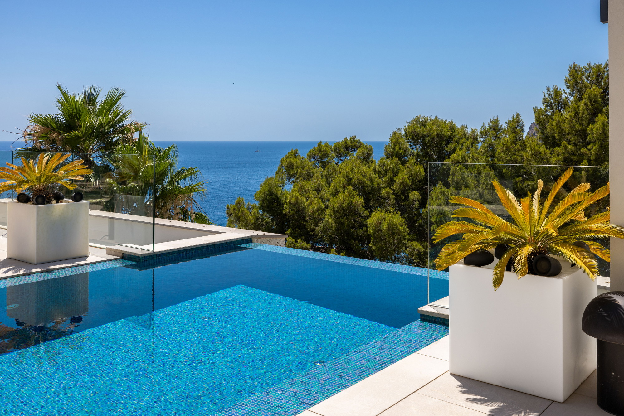 Villa di lusso in seconda linea di mare con piscina a sfioro e vista spettacolare sul mare-24