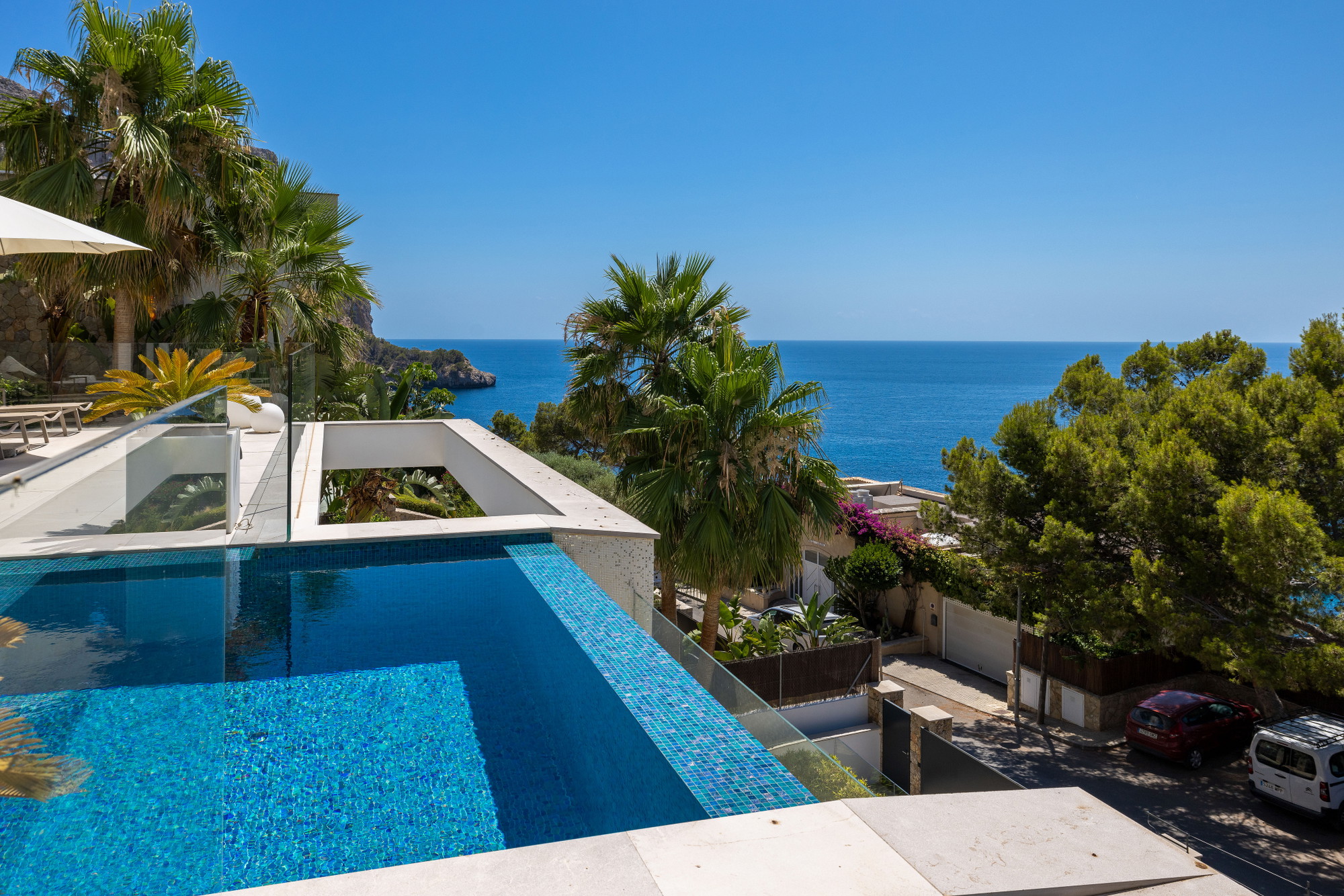 Villa di lusso in seconda linea di mare con piscina a sfioro e vista spettacolare sul mare