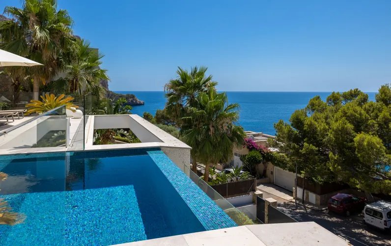 Luxury villa in the second line of the sea with an infinity pool and spectacular sea views