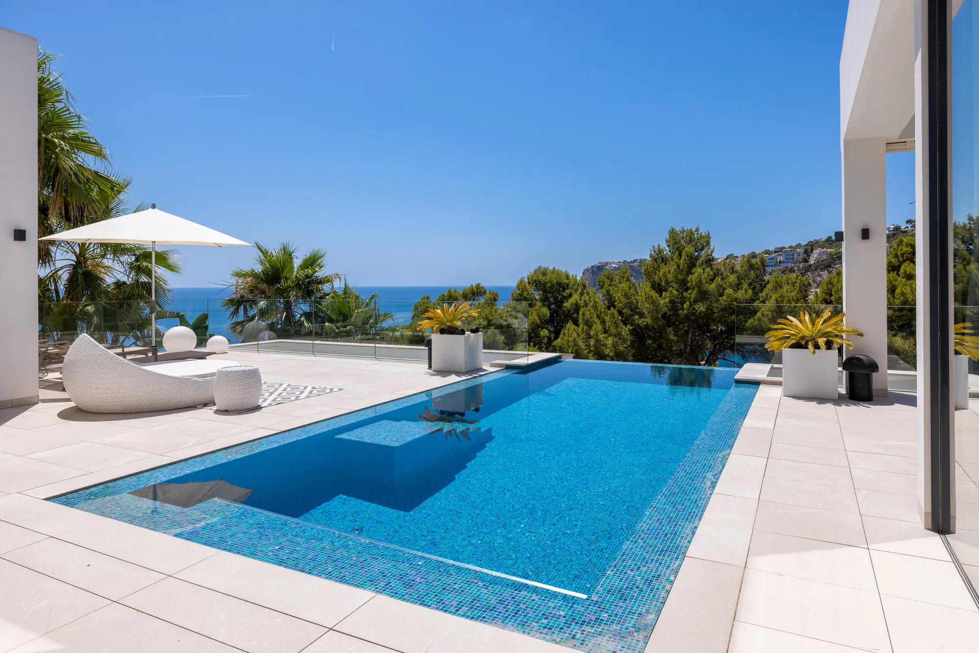 Villa di lusso in seconda linea di mare con piscina a sfioro e vista spettacolare sul mare-7