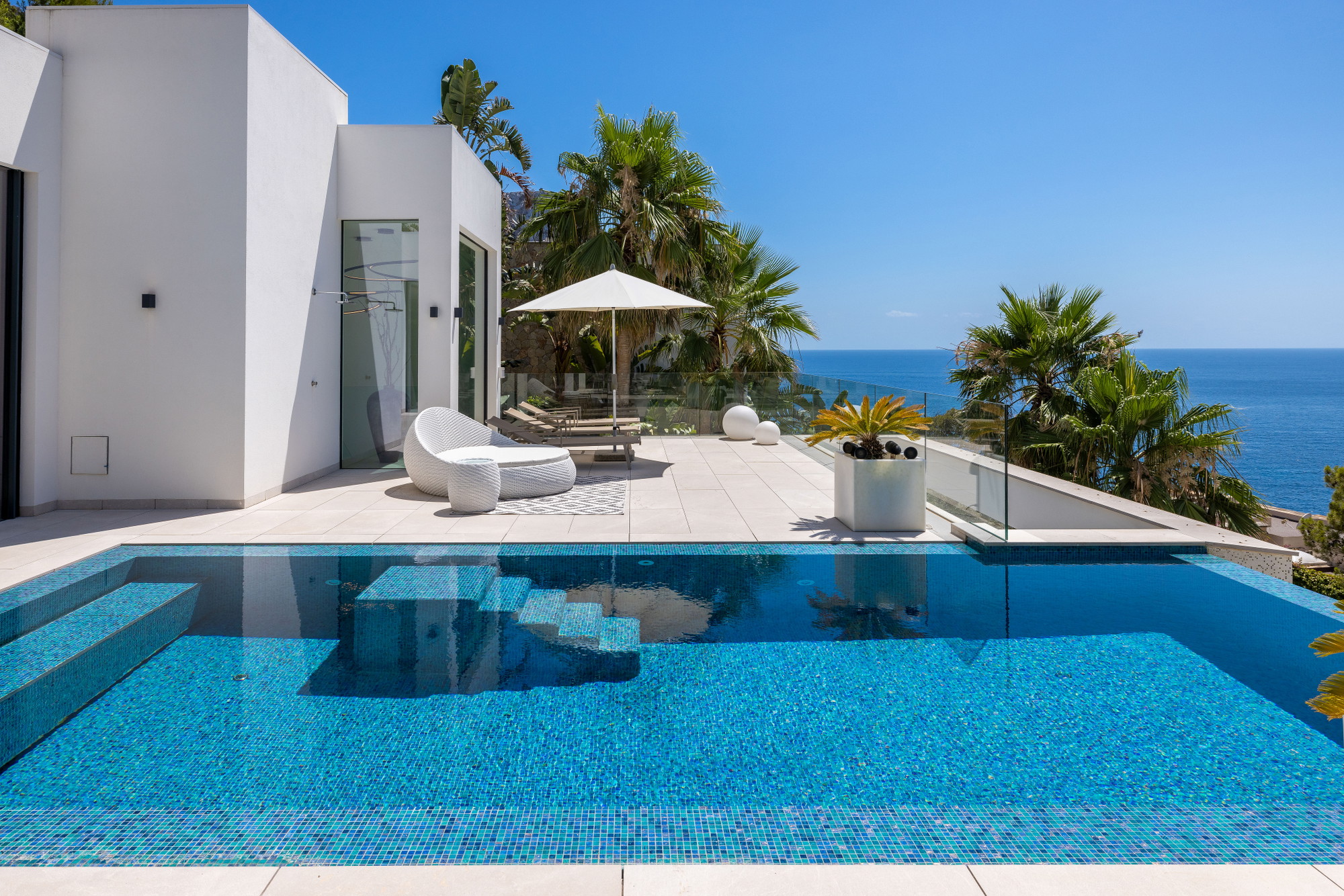 Villa di lusso in seconda linea di mare con piscina a sfioro e vista spettacolare sul mare-25