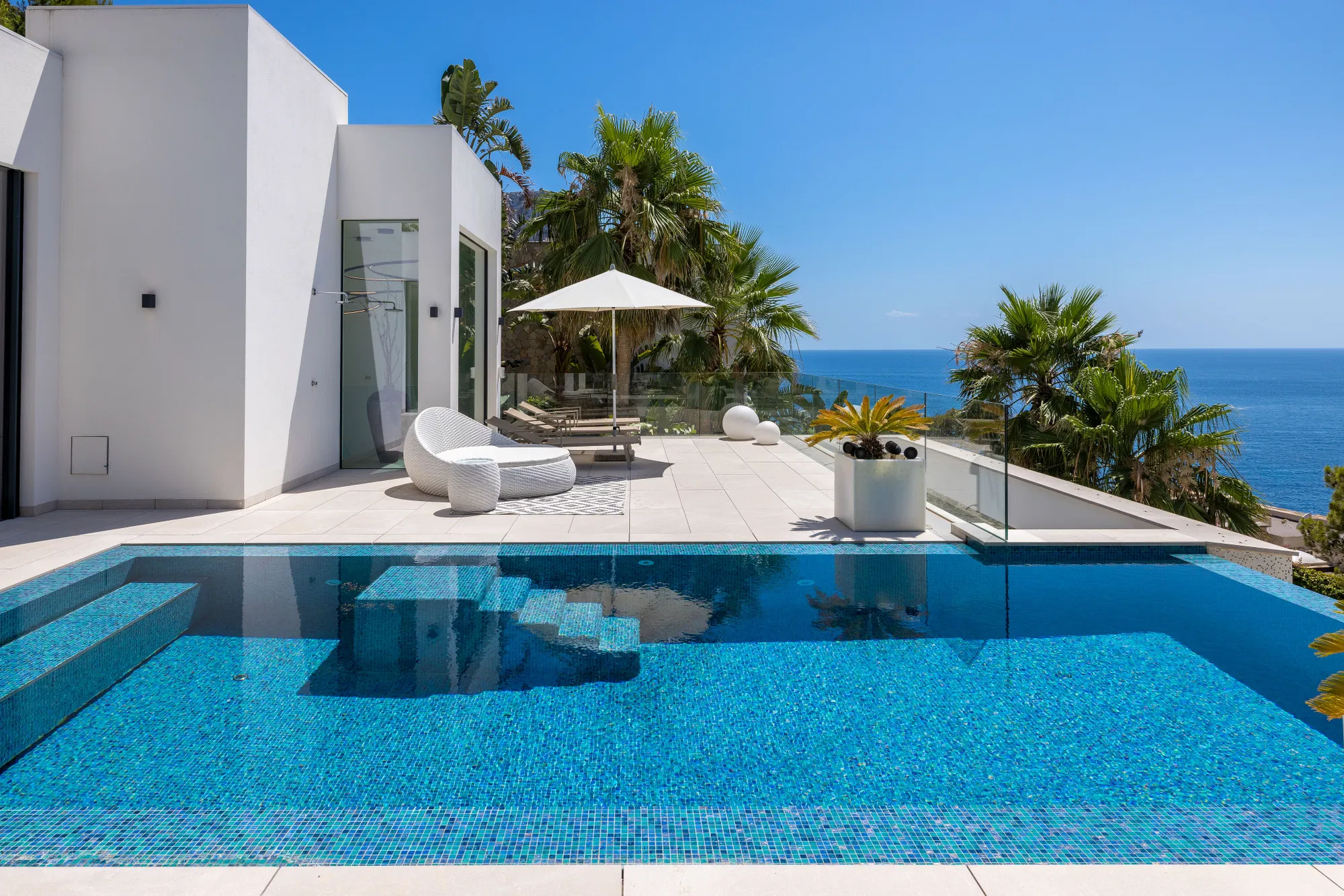 Villa di lusso in seconda linea di mare con piscina a sfioro e vista spettacolare sul mare-25