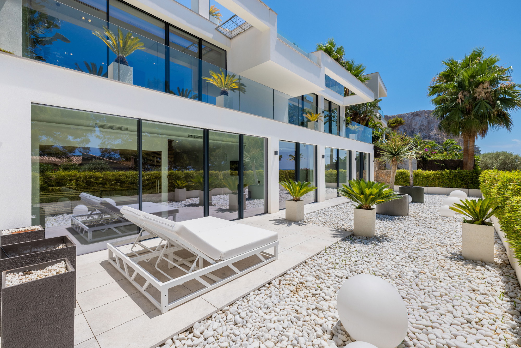 Villa di lusso in seconda linea di mare con piscina a sfioro e vista spettacolare sul mare-2
