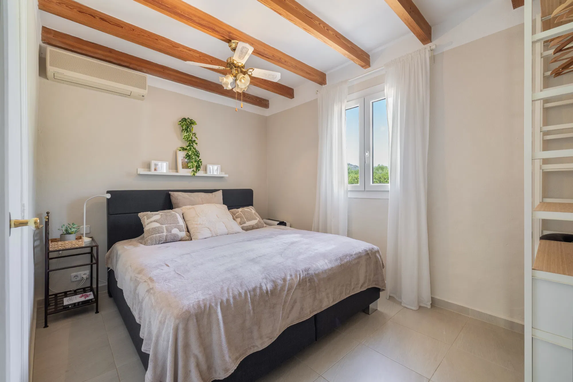 Una casa de pagès renovada amb vistes impressionants-9