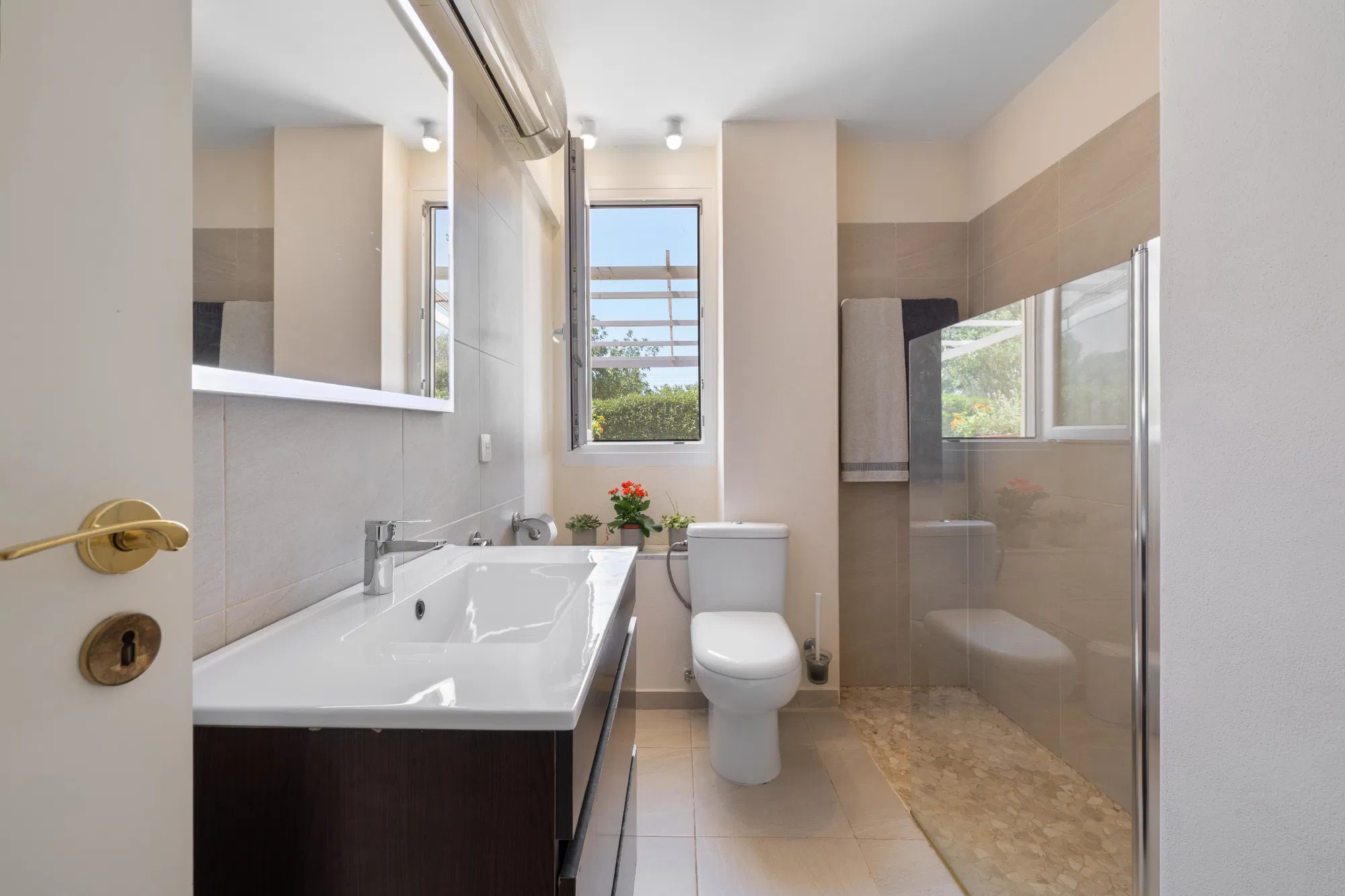 Una casa de pagès renovada amb vistes impressionants-10