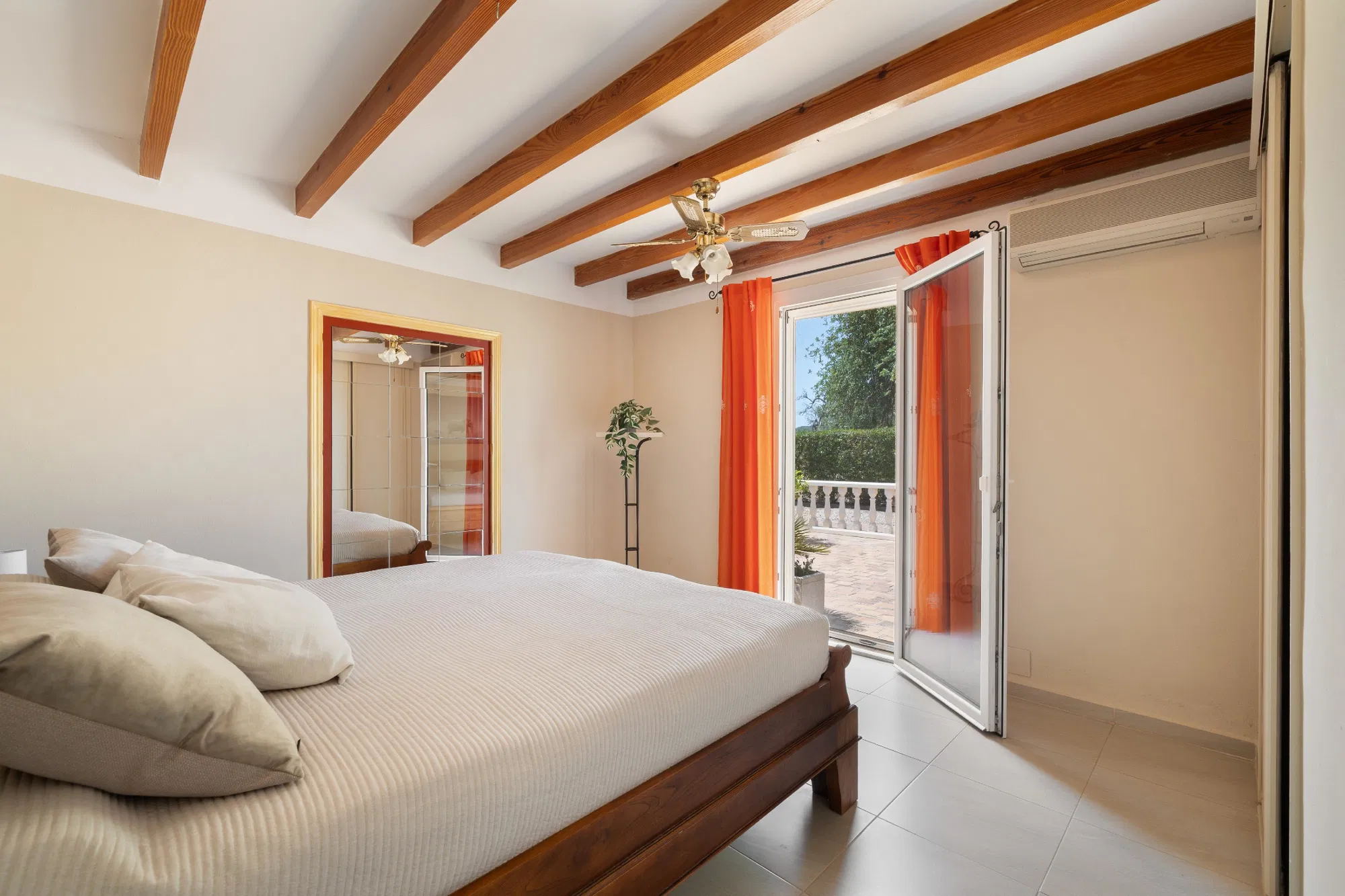 Una casa de pagès renovada amb vistes impressionants-11