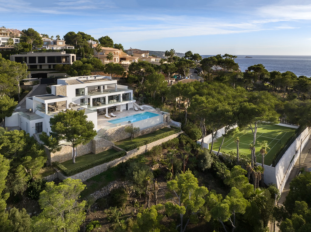Sofisticata tenuta con vista sul mare e campo da tennis