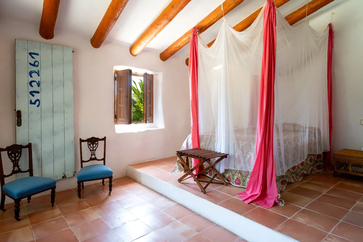 Autèntica propietat amb casa de convidats i vistes al mar-9