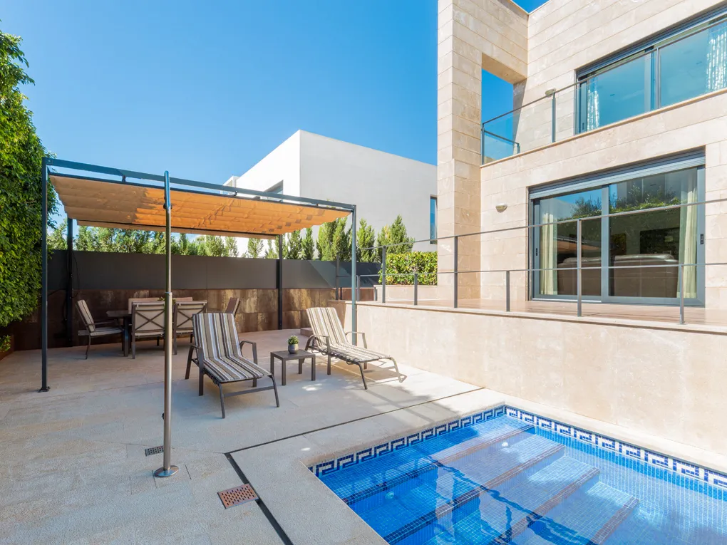 Beautiful villa with swimming pool close to the beach-1