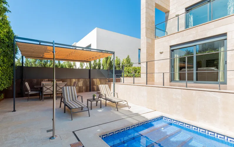 Precioso chalet con piscina junto a la playa