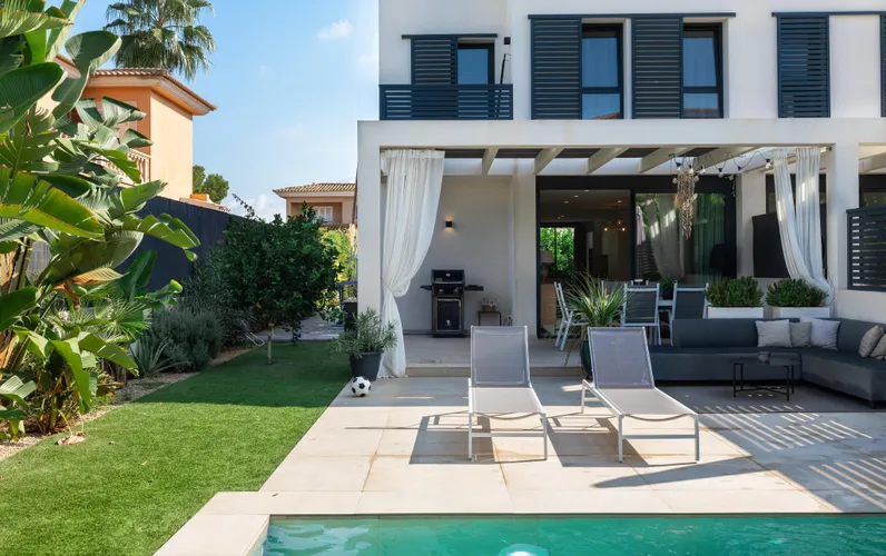 Nowoczesny dom w zabudowie bliźniaczej w Las Palmeras