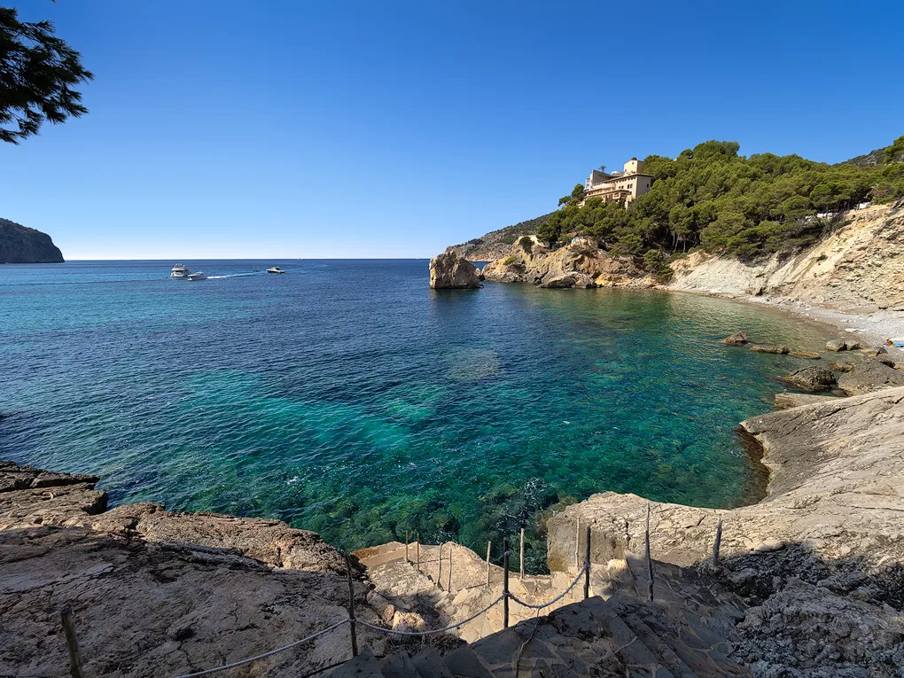 Casa su un terreno unico in prima linea con accesso al mare-13