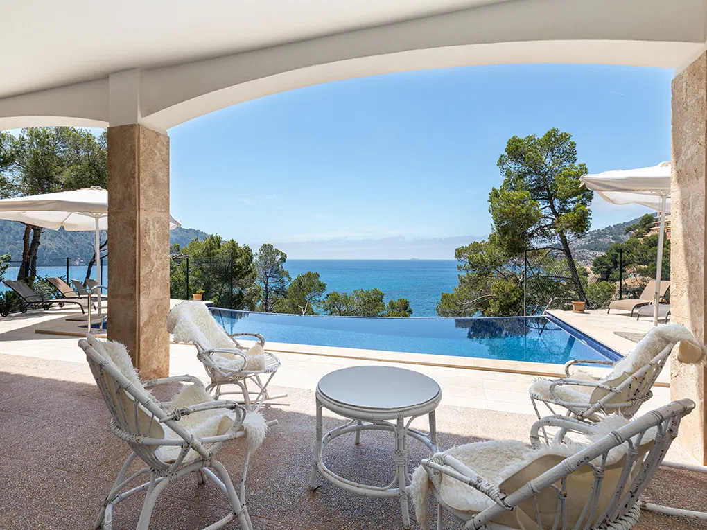 Casa su un terreno unico in prima linea con accesso al mare-1
