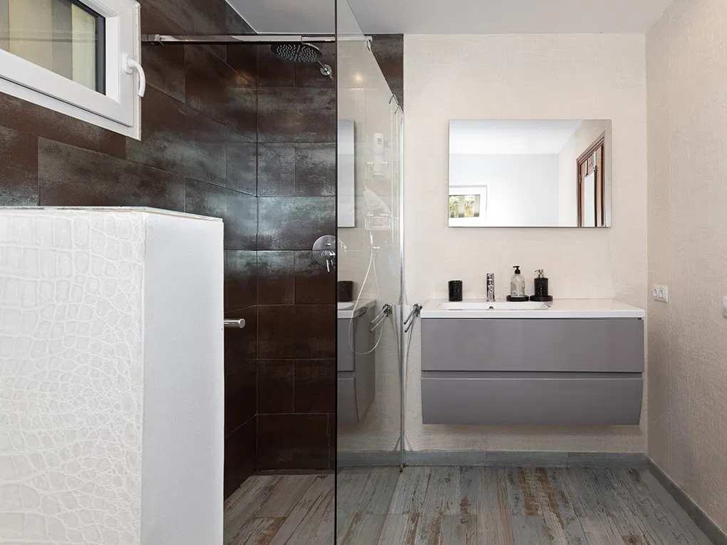 Casa su un terreno unico in prima linea con accesso al mare-11