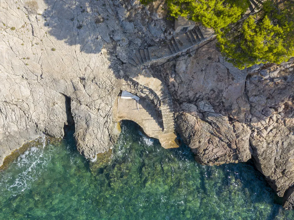 Casa su un terreno unico in prima linea con accesso al mare-14