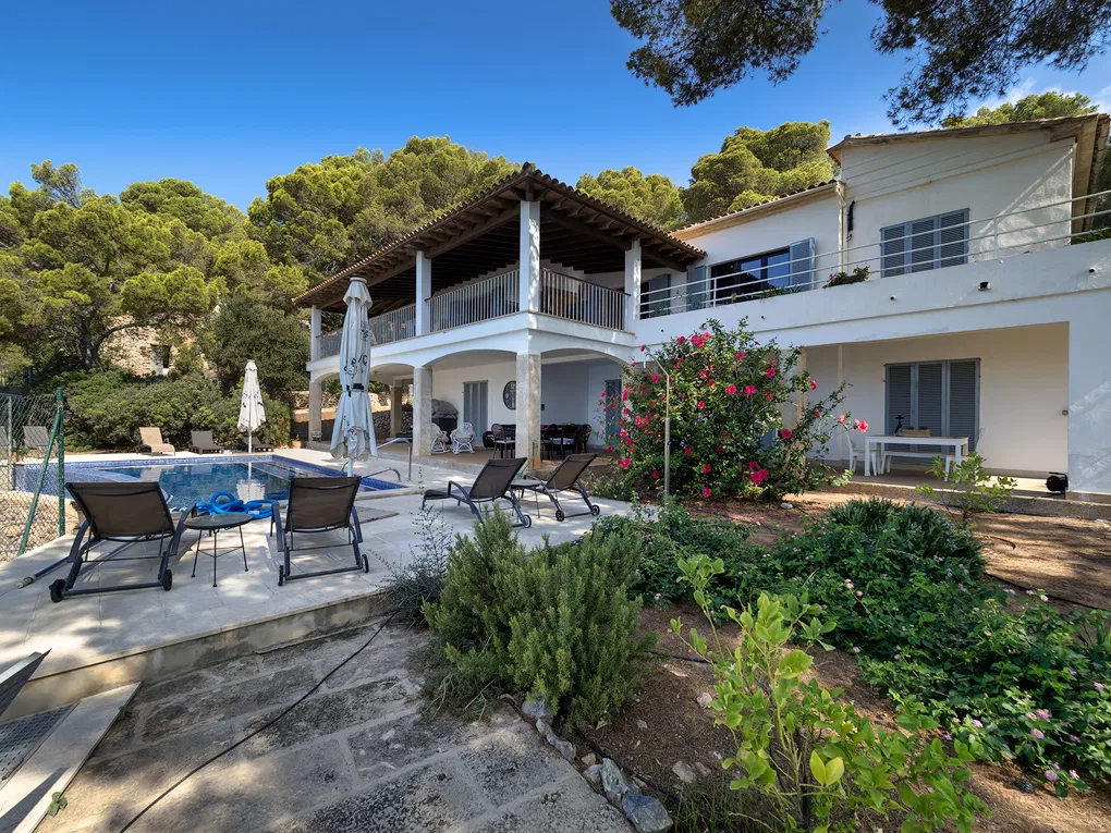 Casa su un terreno unico in prima linea con accesso al mare-12