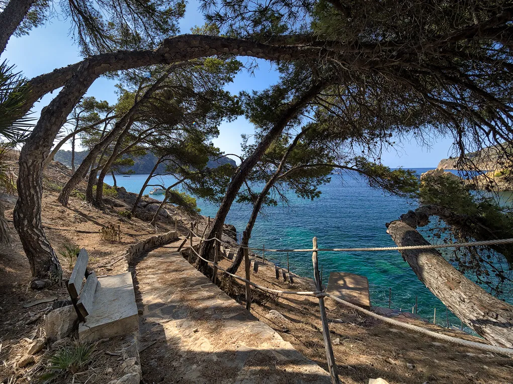 Casa su un terreno unico in prima linea con accesso al mare-8
