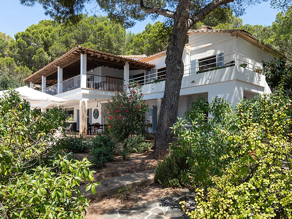 Casa su un terreno unico in prima linea con accesso al mare-9