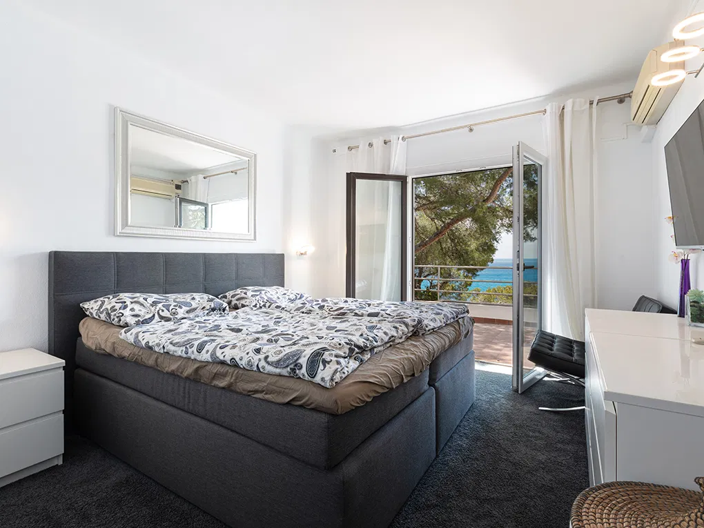 Casa su un terreno unico in prima linea con accesso al mare-10