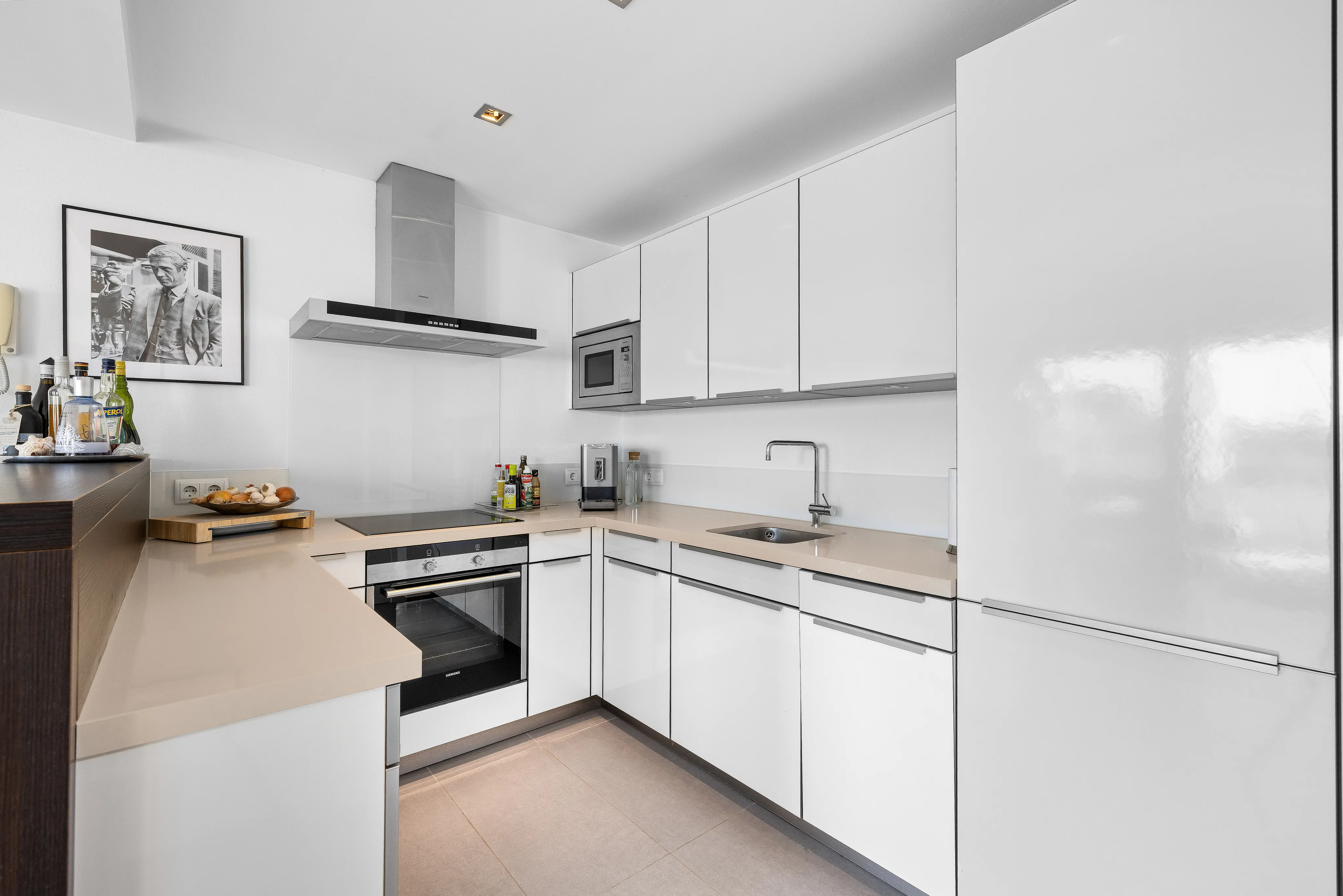 Moderne lejlighed med have- og havudsigt-6
