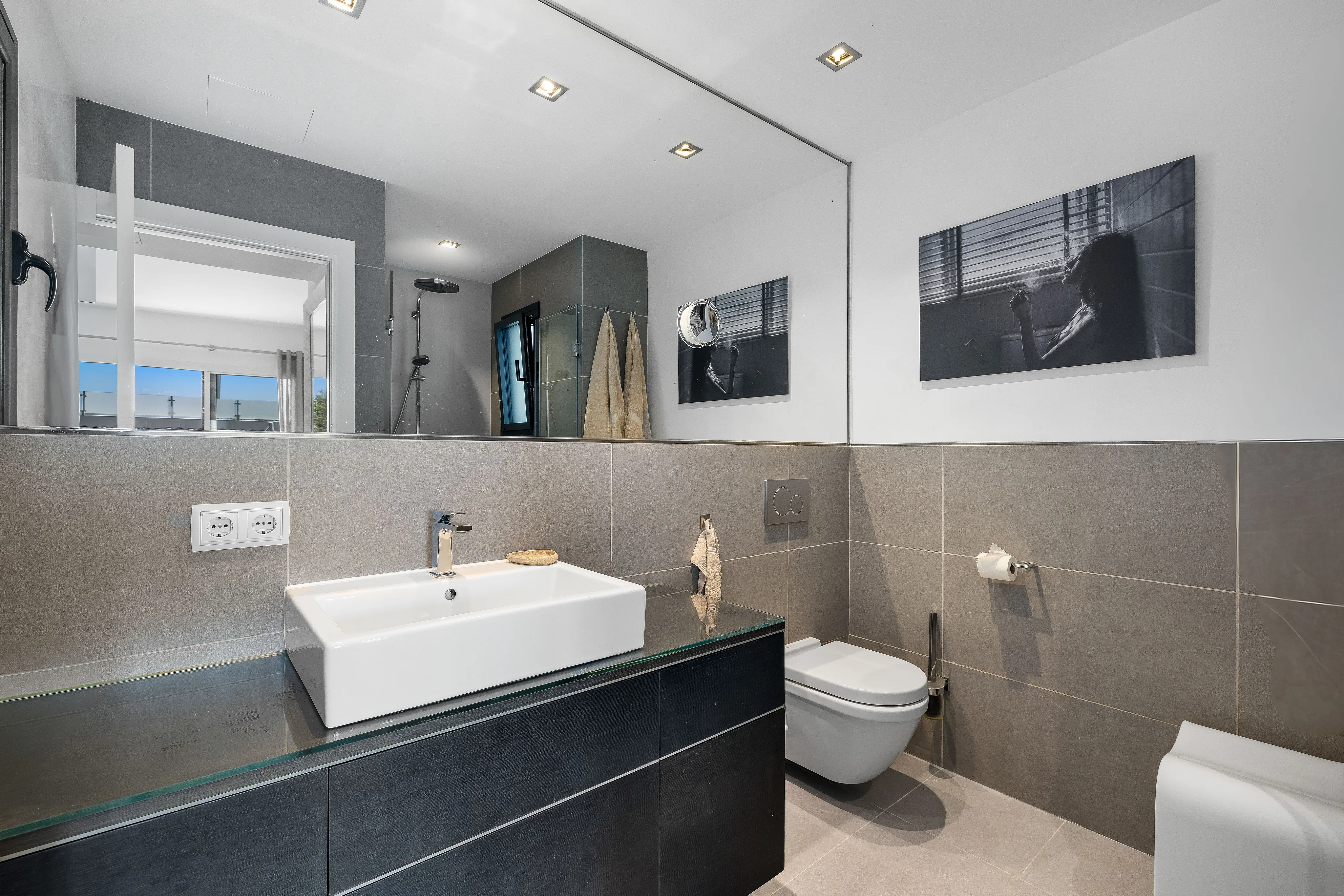 Moderne lejlighed med have- og havudsigt-11