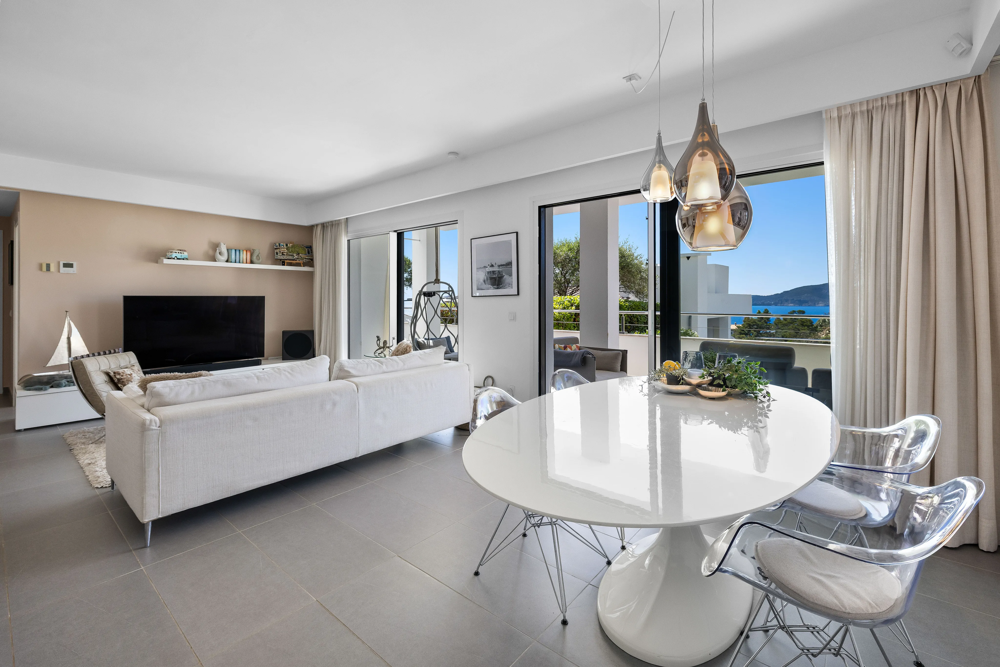 Moderne lejlighed med have- og havudsigt-16