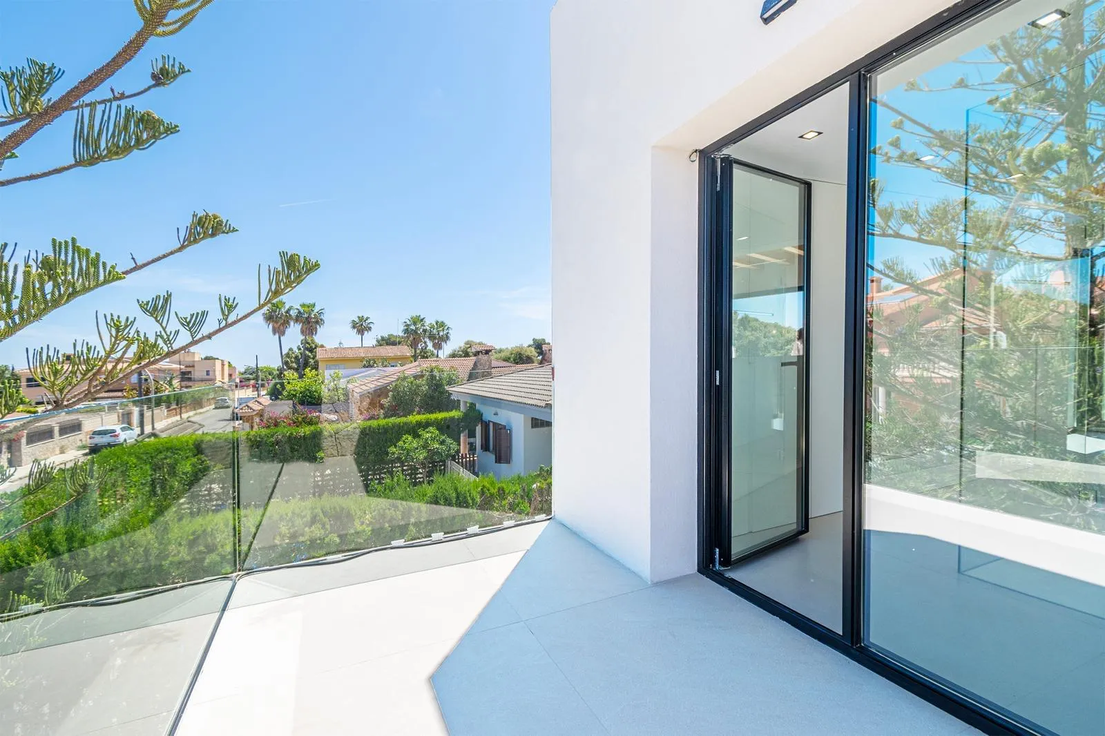 Modern designvilla vid havet-3