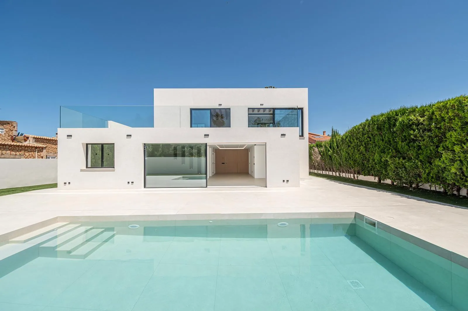 Modern designvilla vid havet-18