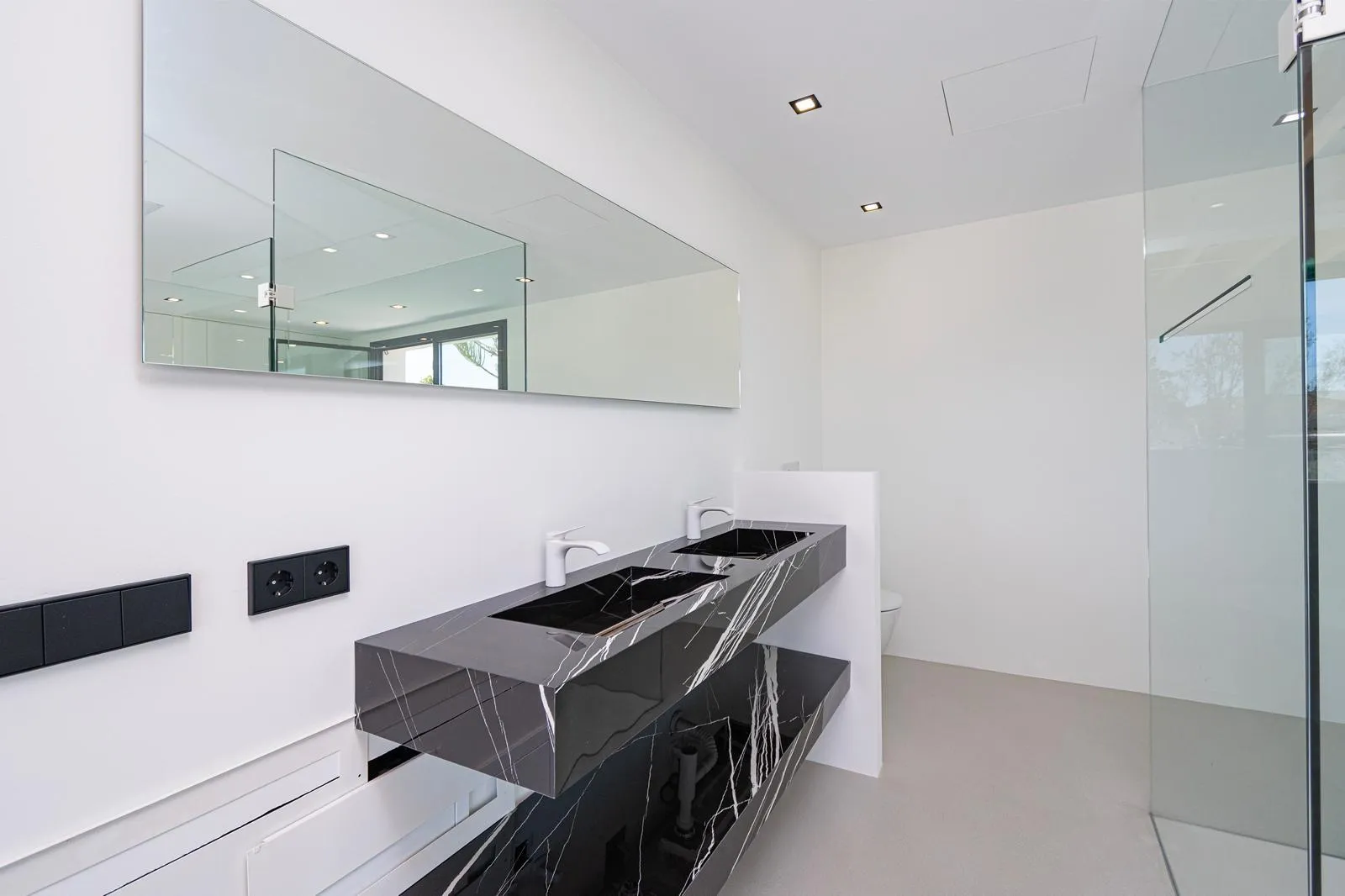 Modern designvilla vid havet-17