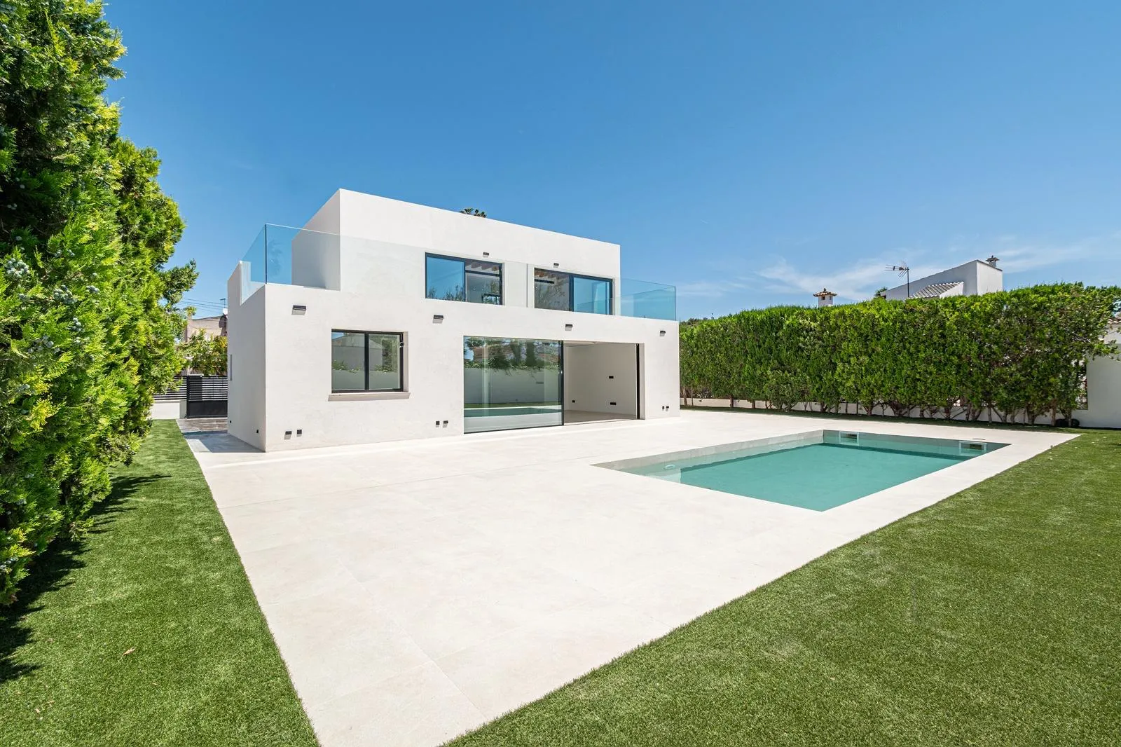 Modern designvilla vid havet-1